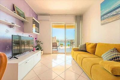 Ferienwohnung mit Pool und Meerblick