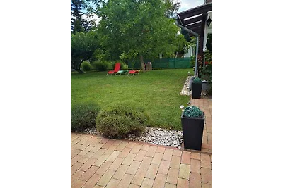 Ferienhaus mit Spielzeug im Garten