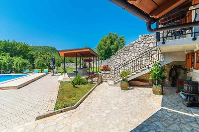 Villa mit Pool und Garten