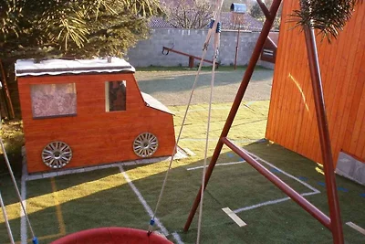 Ferienhaus mit Schwimmbad, Trampolin und