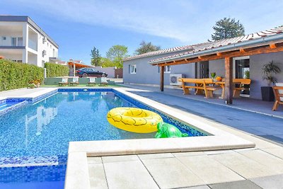 Ferienhaus mit Pool und Klimaanlage