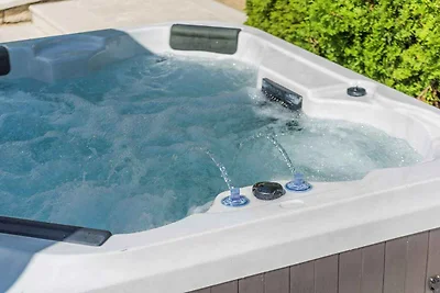 Villa mit Pool und Whirpool