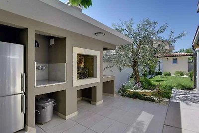 Villa mit Pool und Fitnessraum