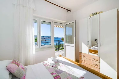Ferienhaus mit Pool und Meerblick