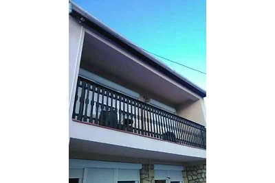 Ferienwohnung mit grosser Terrasse und mit Au