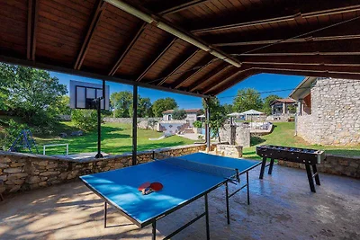 Villa mit Swimmingpool, Sauna und Innenpool