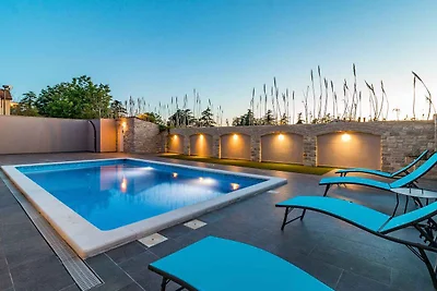 Villa mit Swimmingpool und Sonnenterrasse