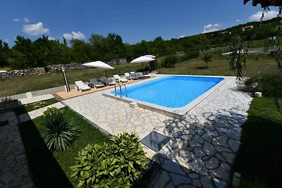 Villa mit Pool und Grillterrasse