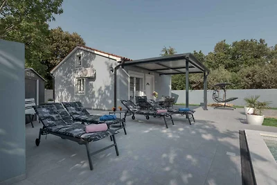 Ferienhaus mit Swimmingpool in Strandnähe