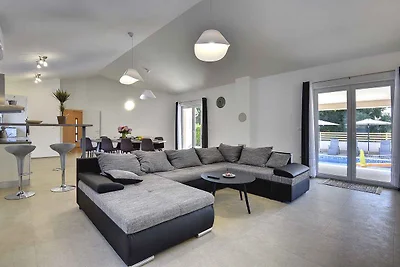 Villa mit Swimmingpool und grosser Terrasse