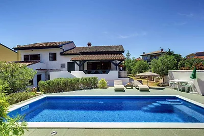 Villa mit Pool und Grill