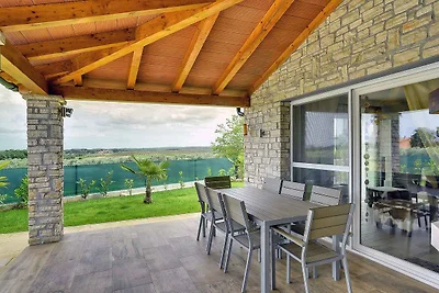 Villa mit Pool und Terrasse