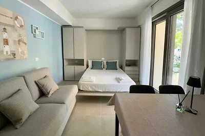 Studio mit Klimaanlage, Balkon und Internet