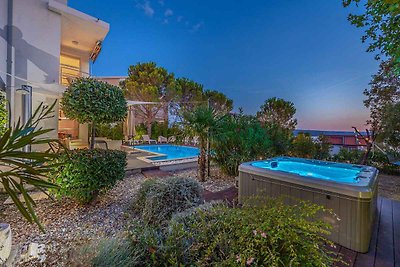 Villa mit Swimmingpool und Whirlpool