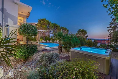 Villa mit Pool und Whirlpool