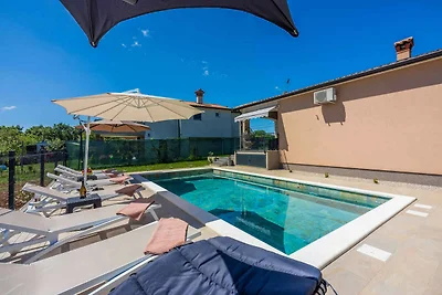 Ferienhaus mit Pool und Klimaanlage