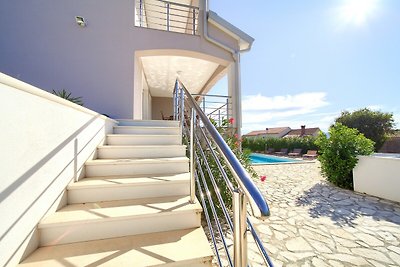 Villa mit Pool und Meerblick