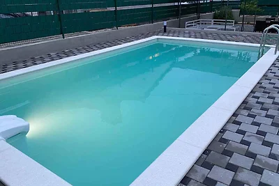 Ferienhaus mit Blick auf den Hof und den Pool