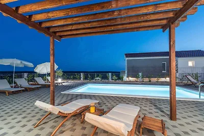 Villa mit Pool und Klimaanlage