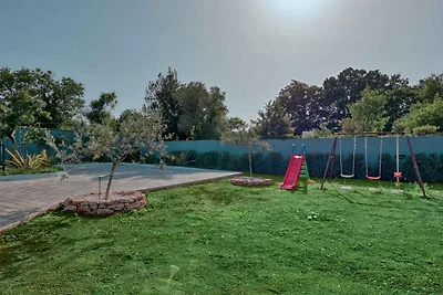 Ferienhaus mit Swimmingpool in Strandnähe