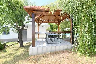 Villa mit Pool und Grillterrasse