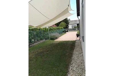 Ferienhaus mit Spielzeug im Garten