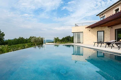 Villa mit Pool und Meerblick