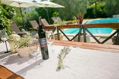 Villa mit Pool und Garten