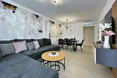 Ferienwohnung mit Swimmingpool und Meerblick