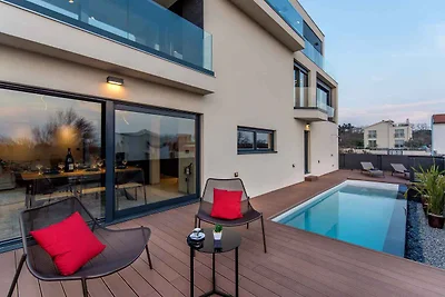 Villa mit Pool in Strandnähe