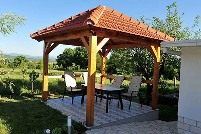 Villa mit Pool und Grillterrasse