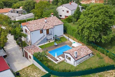 Villa mit Swimmingpool und Gartenküche