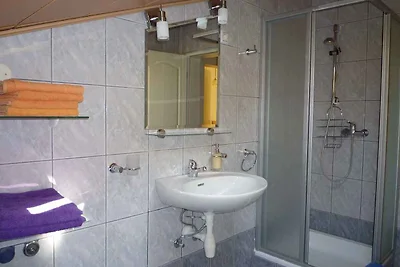 Ferienwohnung mit Gartenmöbeln und Grill