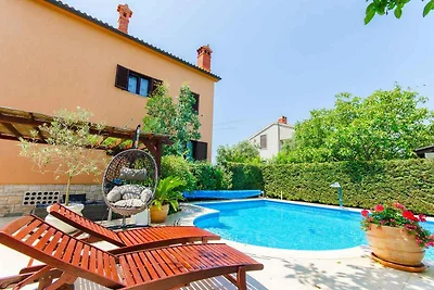 Ferienwohnung mit Swimmingpool und Parkplatz