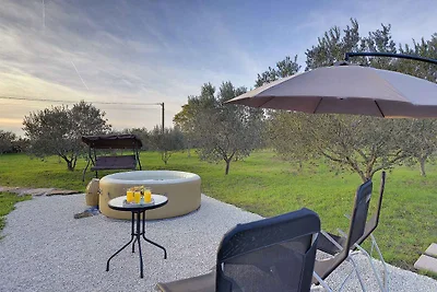 Villa mit Aufstellpool in grossem Garten