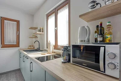 Eine neu renovierte Suite mit einem Schlafzim