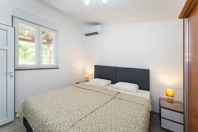 Ferienhaus mit Pool und Tennisplatz