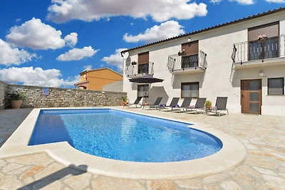 Ferienhaus mit Pool und Klimaanlage