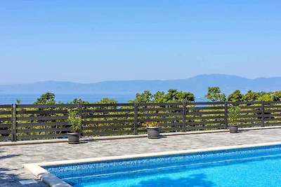 Villa mit Schwimmbad im ruhigen Dorf Smrika