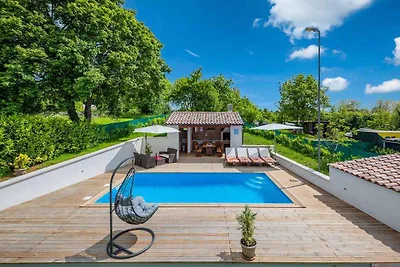 Villa mit Swimmingpool und Gartenküche