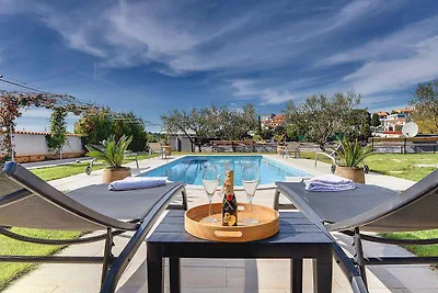 Ferienhaus mit Pool und Grill, am Meer