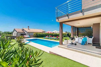 Villa mit Swimmingpool und gepflegtem Garten