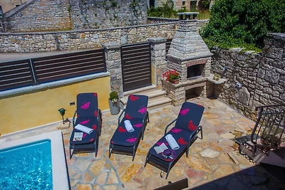 Ferienhaus mit Pool und umzäuntem Garten