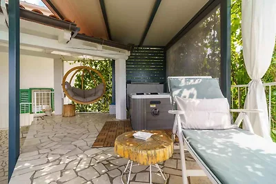 Ferienhaus mit Whirlpool und Klimaanlage