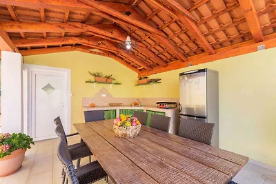 Villa mit Pool und Terrasse