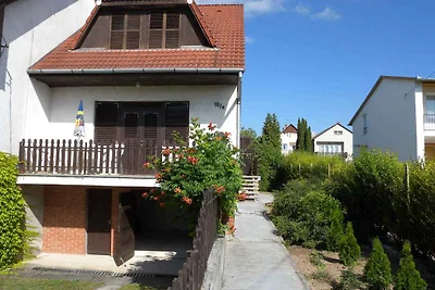 Ferienhaus mit Balkon und Gartenmöbel