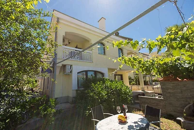 Ferienwohnung mit Garten und Klimaanlage