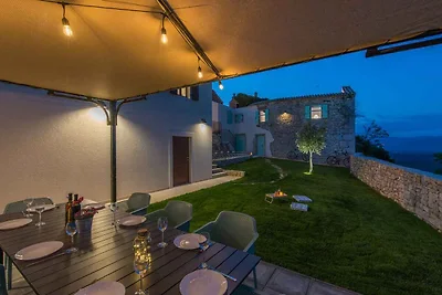 Villa mit Dachpool, Sauna und Garten in idyll