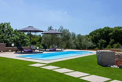 Villa mit Pool und Garten
