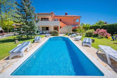 Villa mit Pool und Terrasse